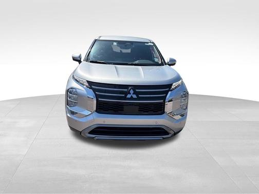 Silver 2025 Mitsubishi Outlander SE