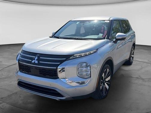 Silver 2025 Mitsubishi Outlander SE