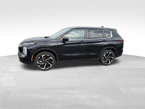 Labrador Black Pearl 2024 Mitsubishi Outlander SE