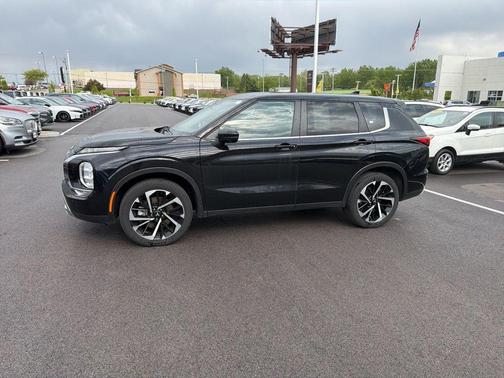 Labrador Black Pearl 2024 Mitsubishi Outlander SE