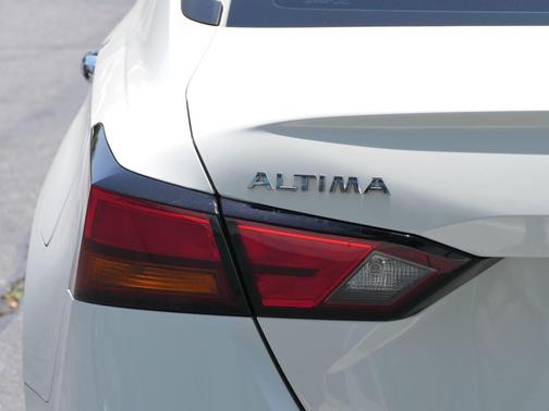 Pearl White 2021 Nissan Altima 2.5 SV
