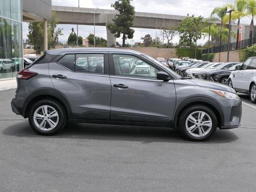 Gun Metallic 2024 Nissan Kicks S