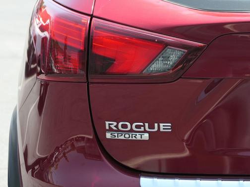 Scarlet 2019 Nissan Rogue Sport S