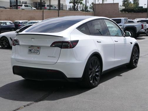Pearl White Multi-Coat 2024 Tesla Model Y Performance Dual Motor All-Wheel Drive