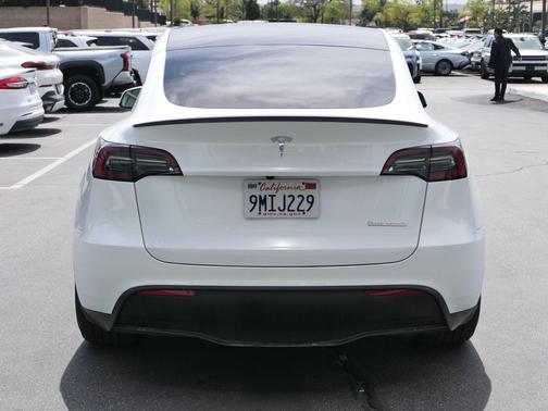 Pearl White Multi-Coat 2024 Tesla Model Y Performance Dual Motor All-Wheel Drive
