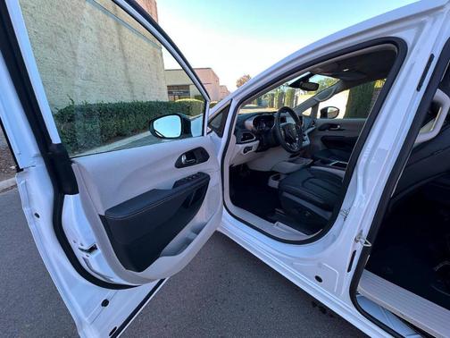 White 2024 Chrysler Pacifica Hybrid Select