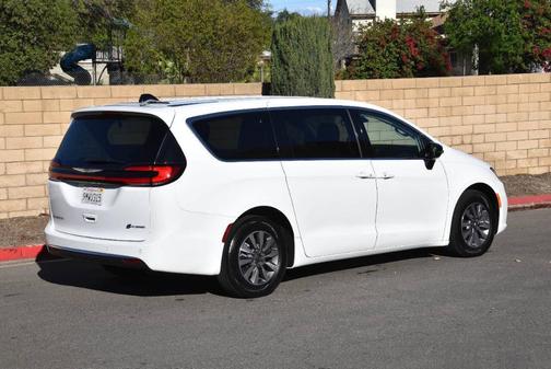2024 Chrysler Pacifica Hybrid Select