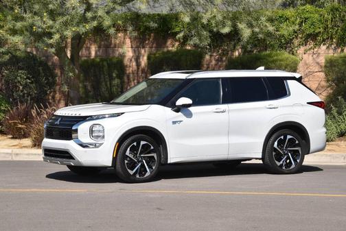 White 2023 Mitsubishi Outlander PHEV SEL