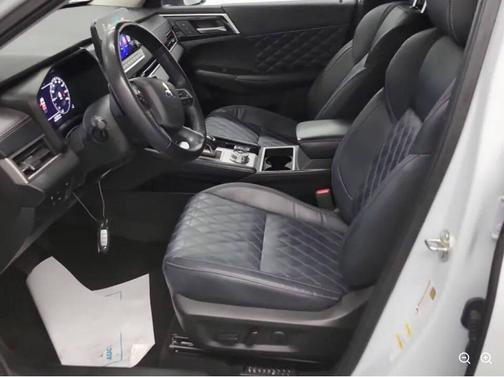 White 2023 Mitsubishi Outlander PHEV SEL