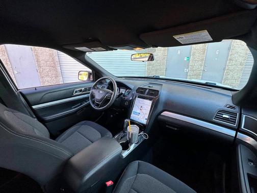 White 2016 Ford Explorer XLT