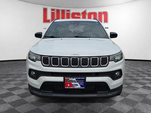 Bright White Clearcoat 2024 Jeep Compass Latitude