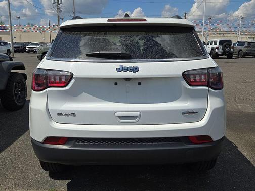 Bright White Clearcoat 2024 Jeep Compass Latitude