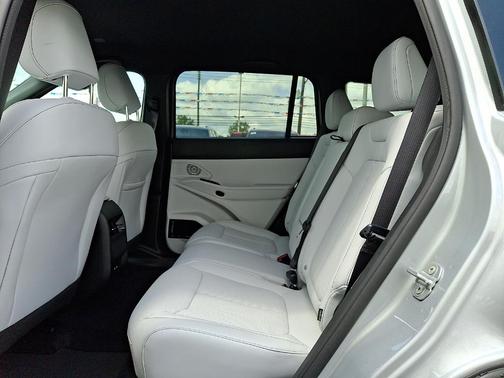 Silver Zynith Clearcoat 2026 Jeep Cherokee LAREDO/LIMITED