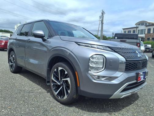 2023 Mitsubishi Outlander SE