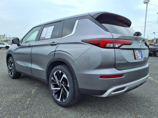 2023 Mitsubishi Outlander SE
