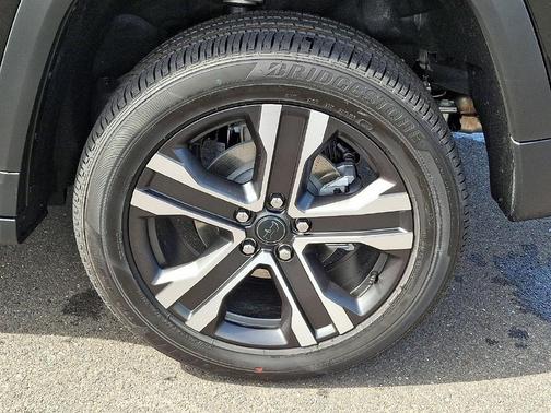 Gloss Black 2027 Jeep Grand Cherokee Limited