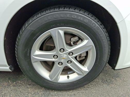 Summit White 2024 Chevrolet Malibu LT