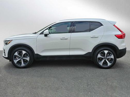 2024 Volvo XC40 B5 Plus Bright