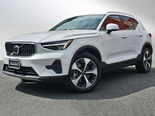 2024 Volvo XC40 B5 Plus Bright