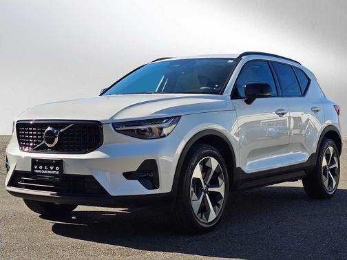 2023 Volvo XC40 B5 AWD Plus Dark