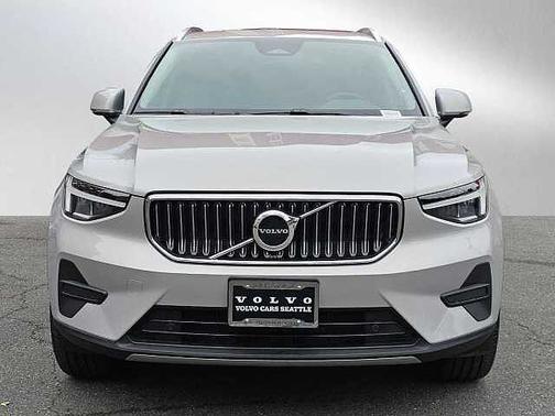 2025 Volvo XC40 Core