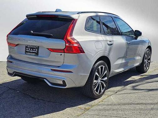 Silver Dawn 2023 Volvo XC60 Plus