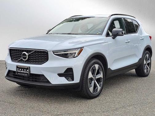 2024 Volvo XC40 B5 Core Dark