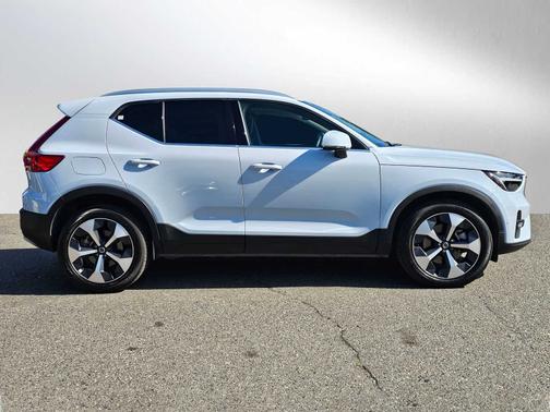 2025 Volvo XC40 B5 Plus Bright Theme
