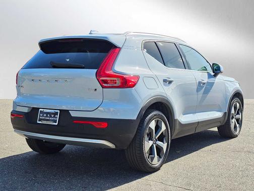 2025 Volvo XC40 B5 Plus Bright Theme