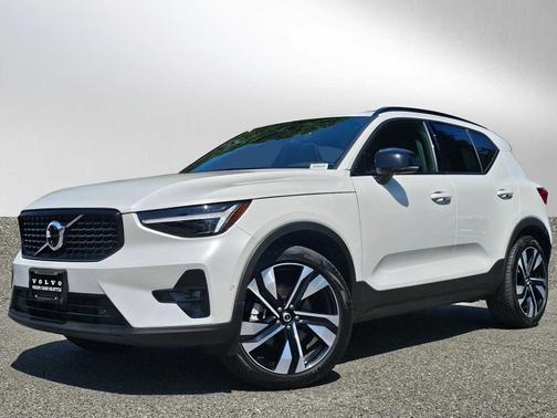 2024 Volvo XC40 B5 Plus Dark