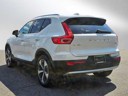 2024 Volvo XC40 B5 Plus Bright