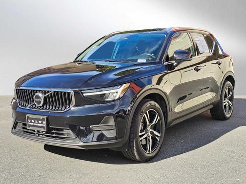 2025 Volvo XC40 B5 Core Bright Theme