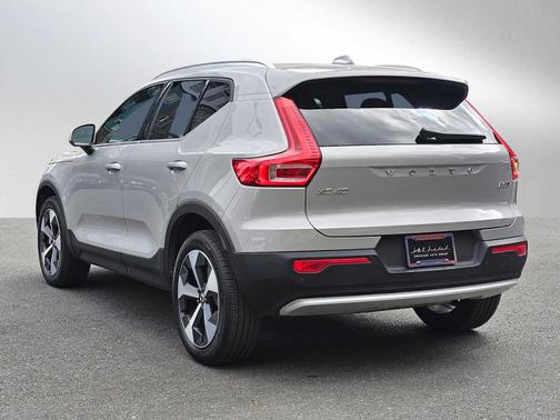 2024 Volvo XC40 B5 Plus Bright