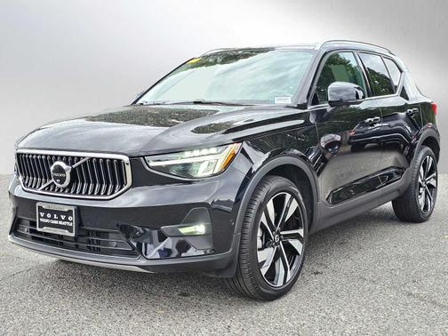 2023 Volvo XC40 B5 AWD Plus Bright