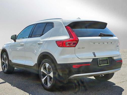 2024 Volvo XC40 B5 Plus Bright