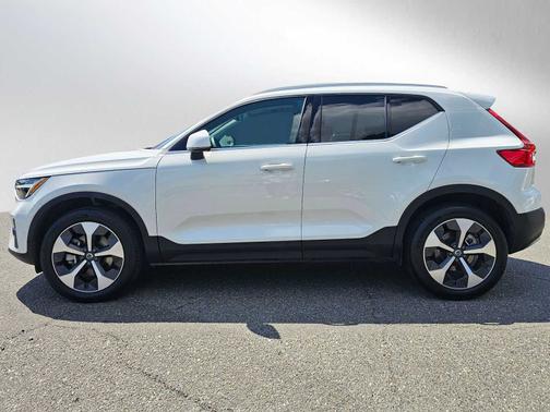 2024 Volvo XC40 B5 Plus Bright