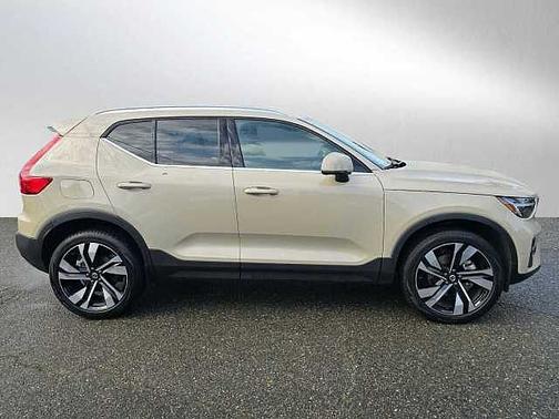 2025 Volvo XC40 Plus