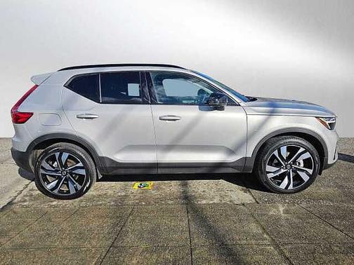 2025 Volvo XC40 Plus