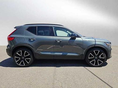 Onyx Black 2024 Volvo XC40 B5 Ultimate Bright