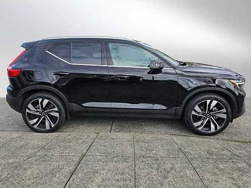 Onyx Black 2023 Volvo XC40 B5 AWD Ultimate Bright