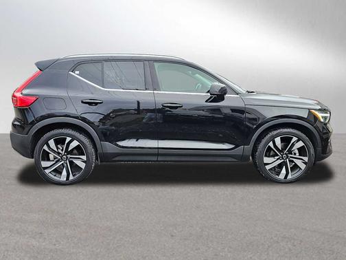 2023 Volvo XC40 B5 AWD Ultimate Bright