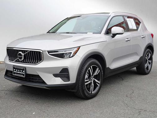2025 Volvo XC40 B5 Core Bright Theme