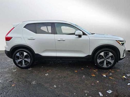 2025 Volvo XC40 Core