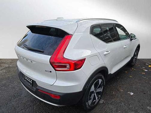 2025 Volvo XC40 Core