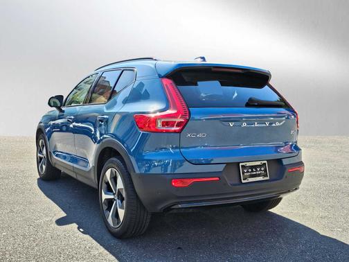 2023 Volvo XC40 B5 AWD Plus Dark