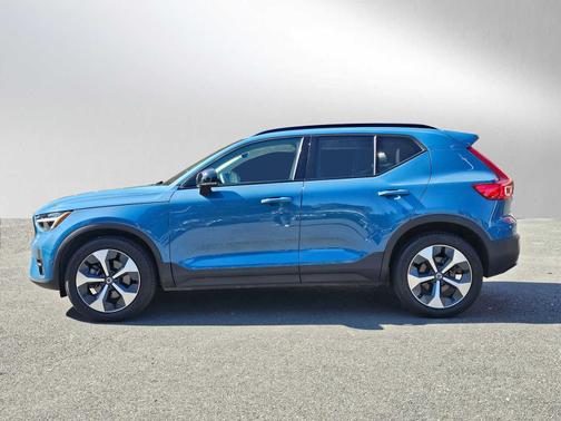2023 Volvo XC40 B5 AWD Plus Dark
