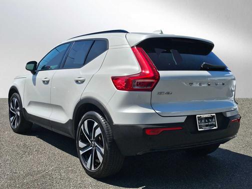 2024 Volvo XC40 B5 Plus Dark