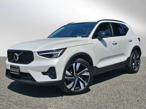 2024 Volvo XC40 B5 Plus Dark