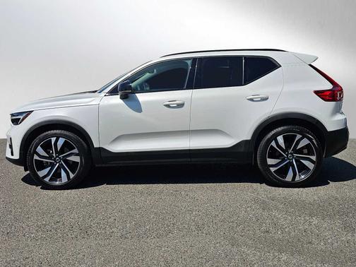 2024 Volvo XC40 B5 Plus Dark