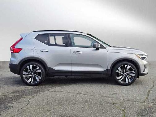 2025 Volvo XC40 Plus